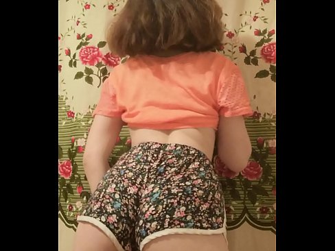 ❤️ Dhallaan yar oo sexy ah oo iska siibaysa surwaalka gaaban ee kamarada ️  lulataaye%so.porno-fuq.ru